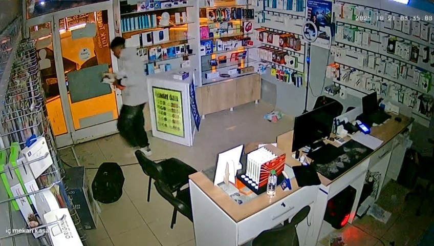 Telefoncunun camını kırıp i&ccedil;eri girdi: Se&ccedil;erek malzeme &ccedil;aldığı anlar kameraya yansıdı
