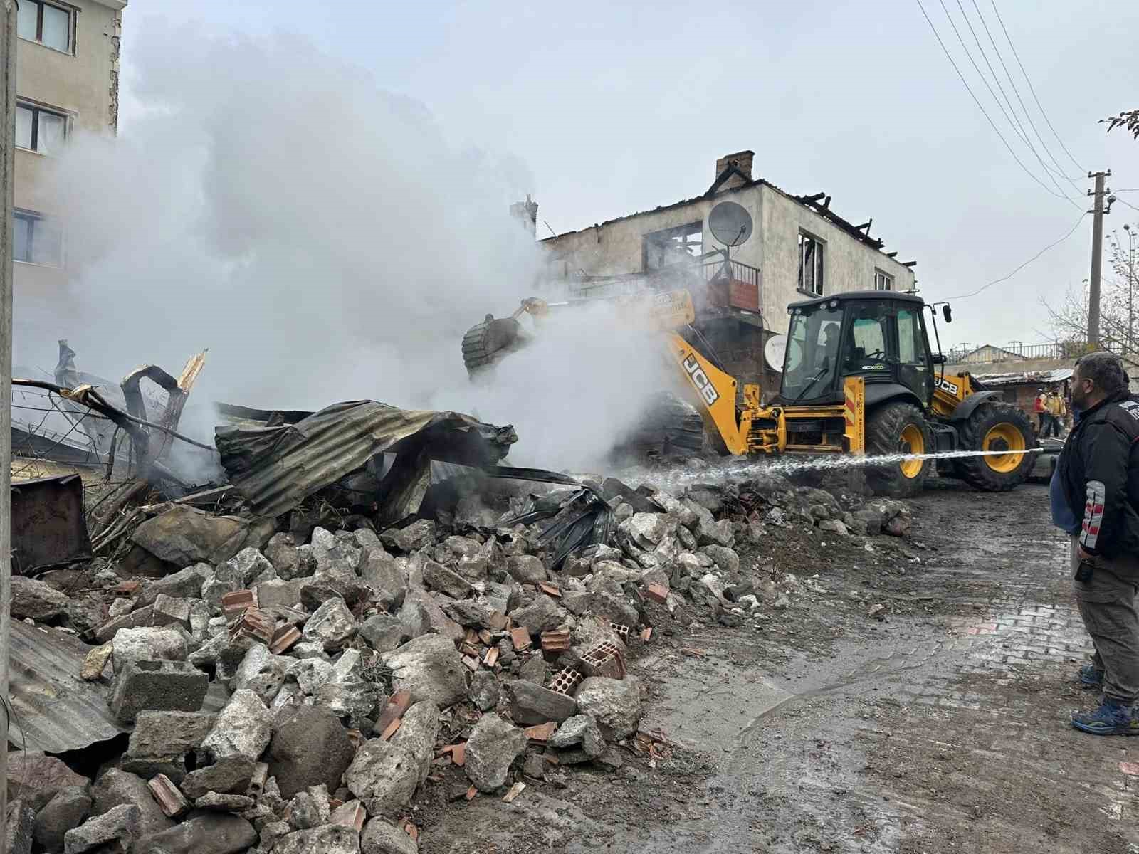 Çankırı’da çıkan yangında 4 yapı ve 1 araç zarar gördü