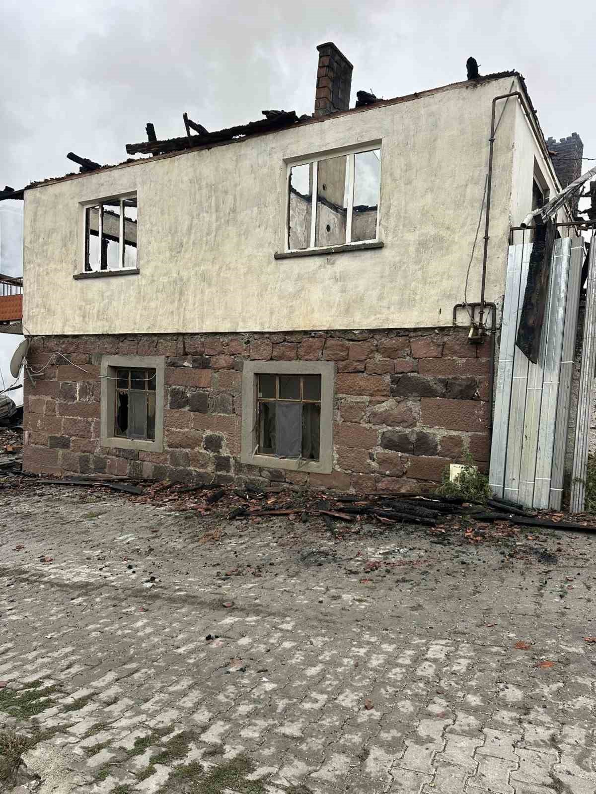 Çankırı’da çıkan yangında 4 yapı ve 1 araç zarar gördü