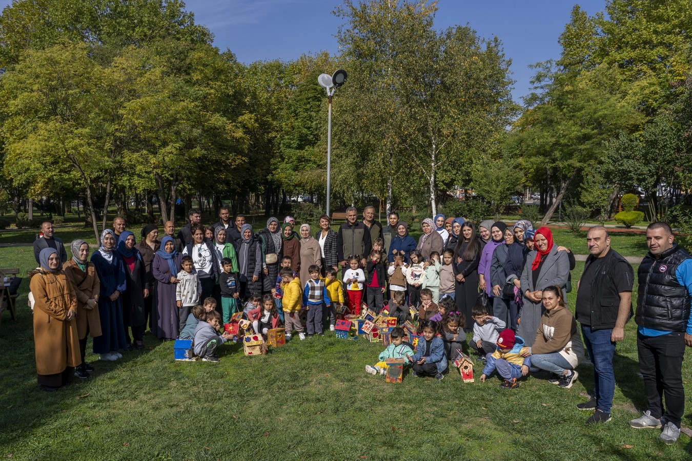 Minik ellerden kuşlara sıcak yuva
