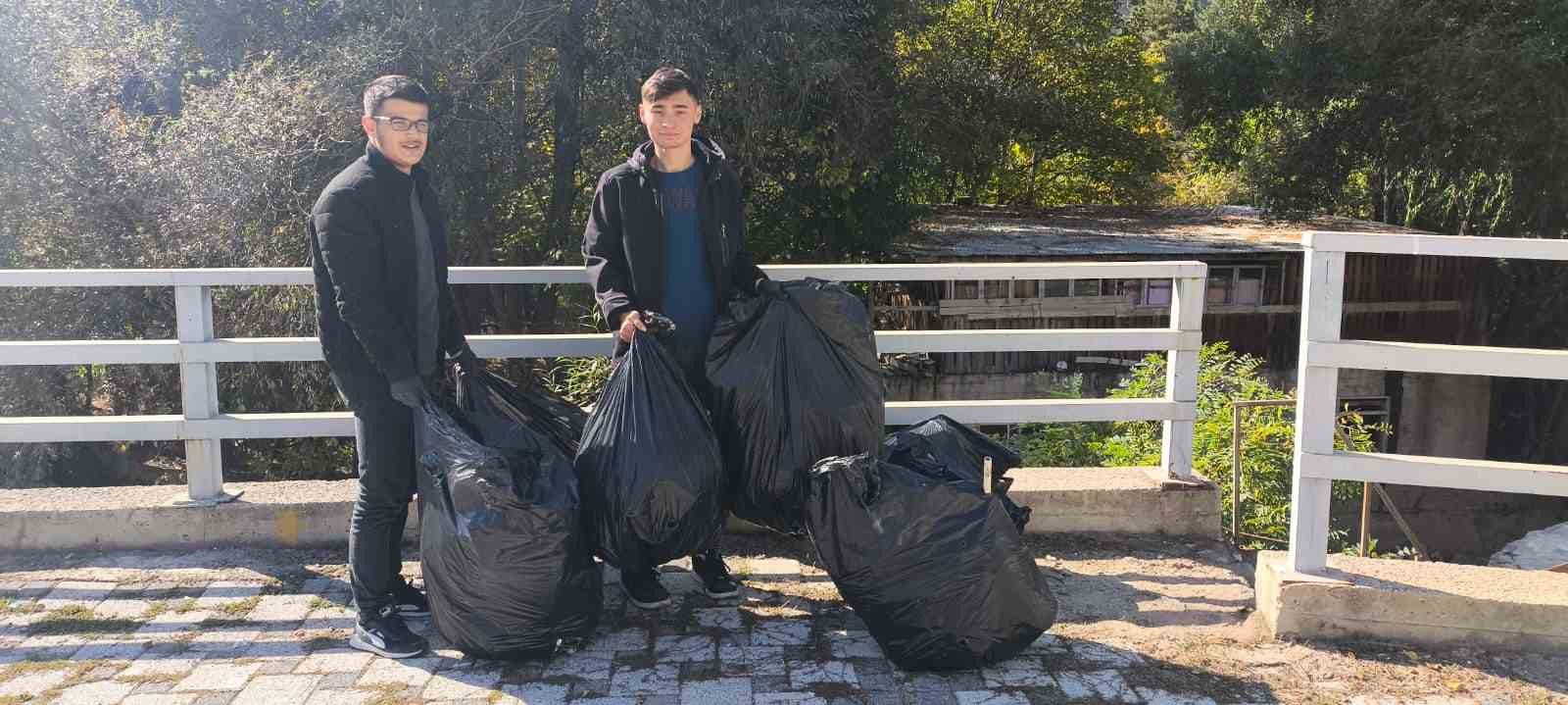 Gümüşhane’de üniversite öğrencileri Harşit Çayı’nı çöplerden arındırdı