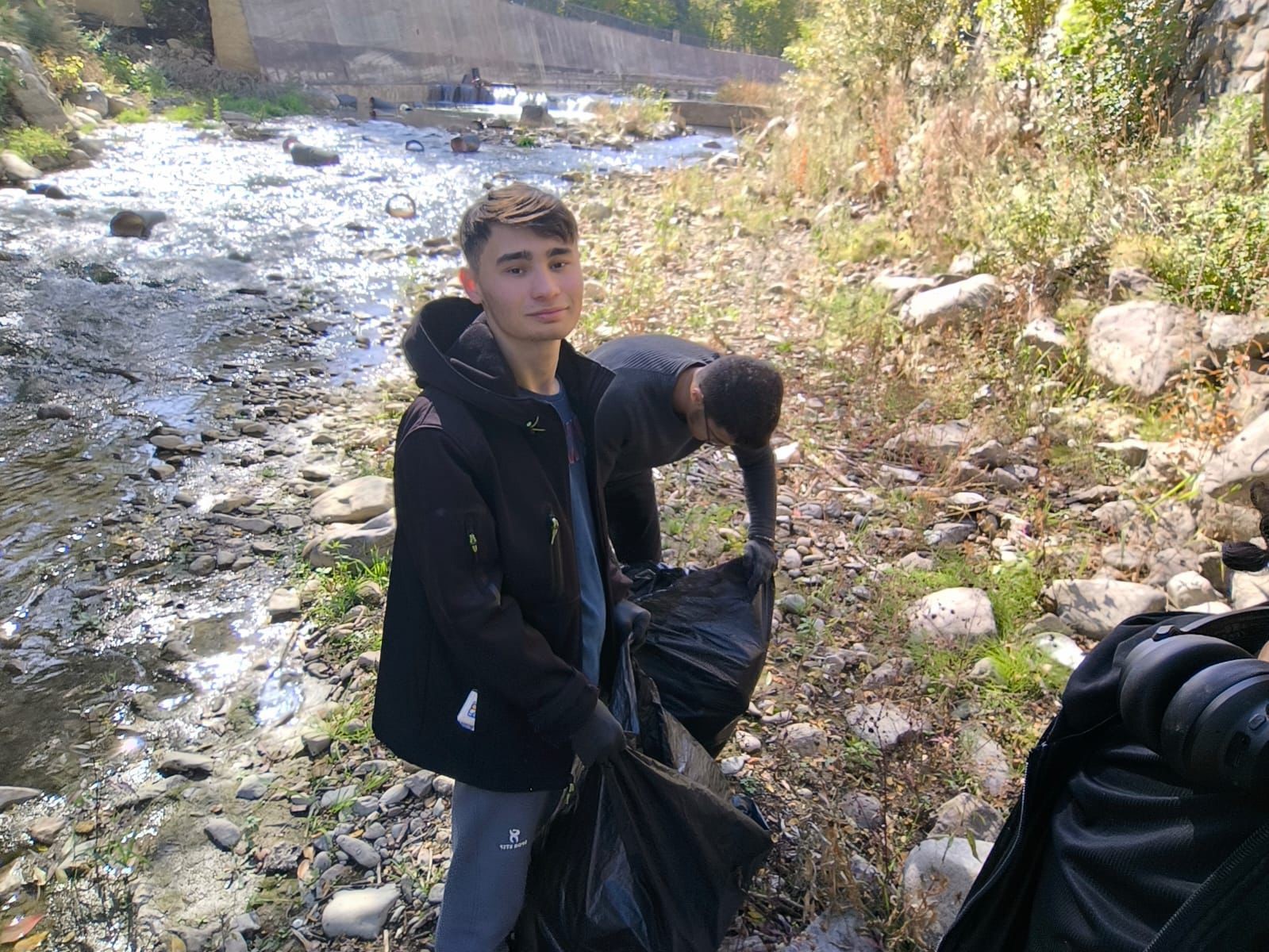 Gümüşhane’de üniversite öğrencileri Harşit Çayı’nı çöplerden arındırdı
