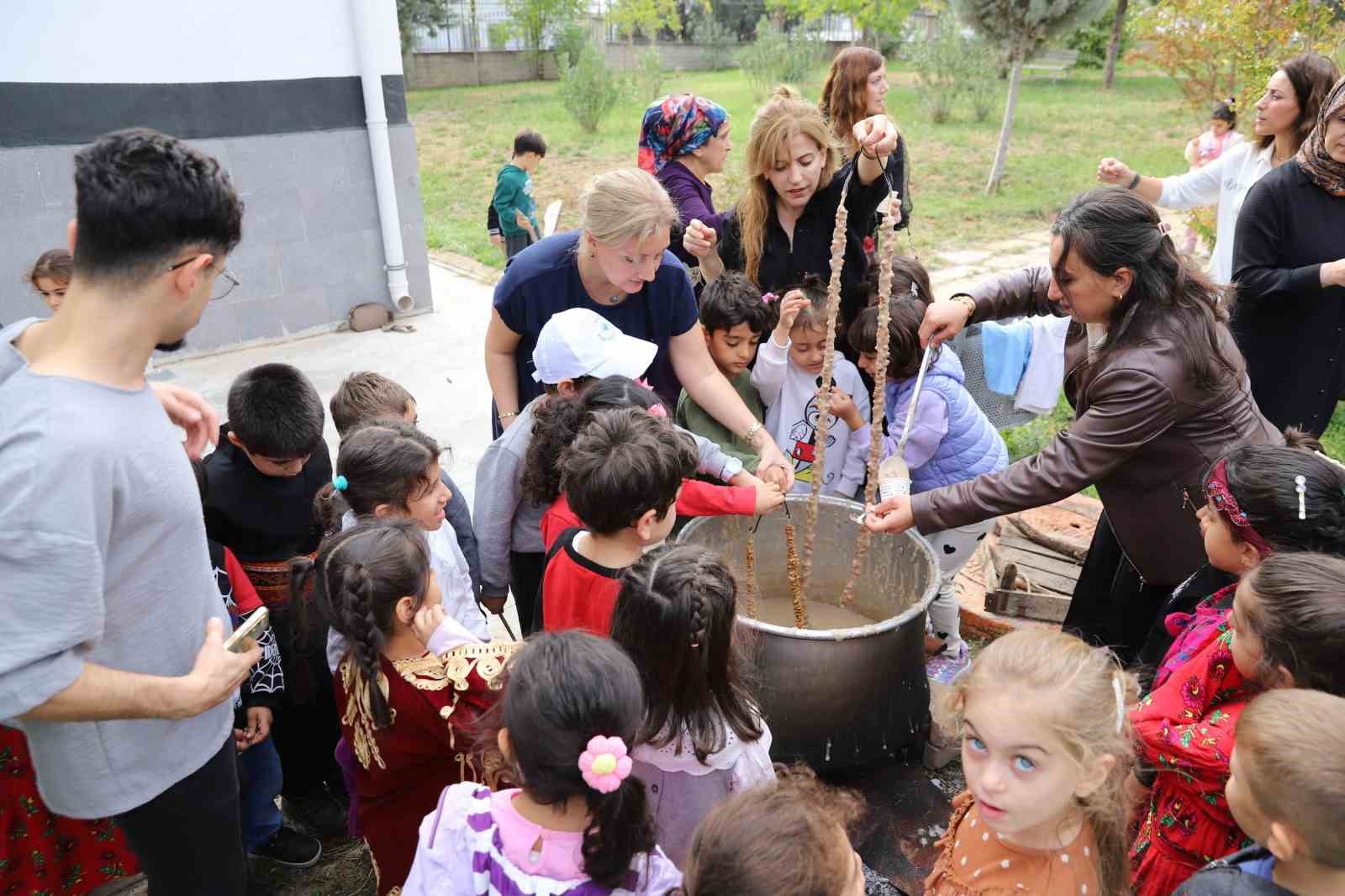 &Ccedil;ocuklara festivalde geleneksel &uuml;retim k&uuml;lt&uuml;r&uuml; tanıtıldı
