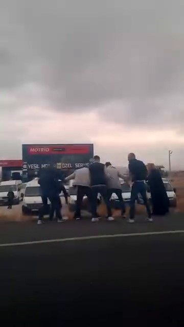 Polis cenazesi konvoyundaki ara&ccedil;lara saldırıda 7 g&ouml;zaltı
