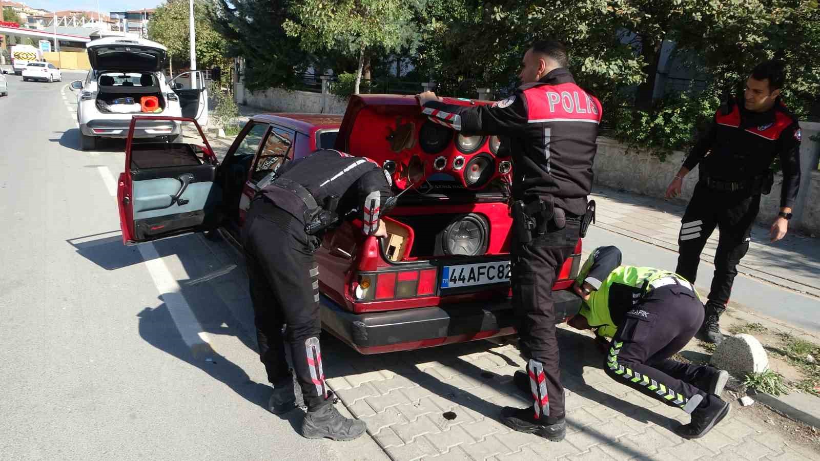 Malatya’da polisin "dur" ihtarına uymayan araçta uyuşturucu ele geçirildi