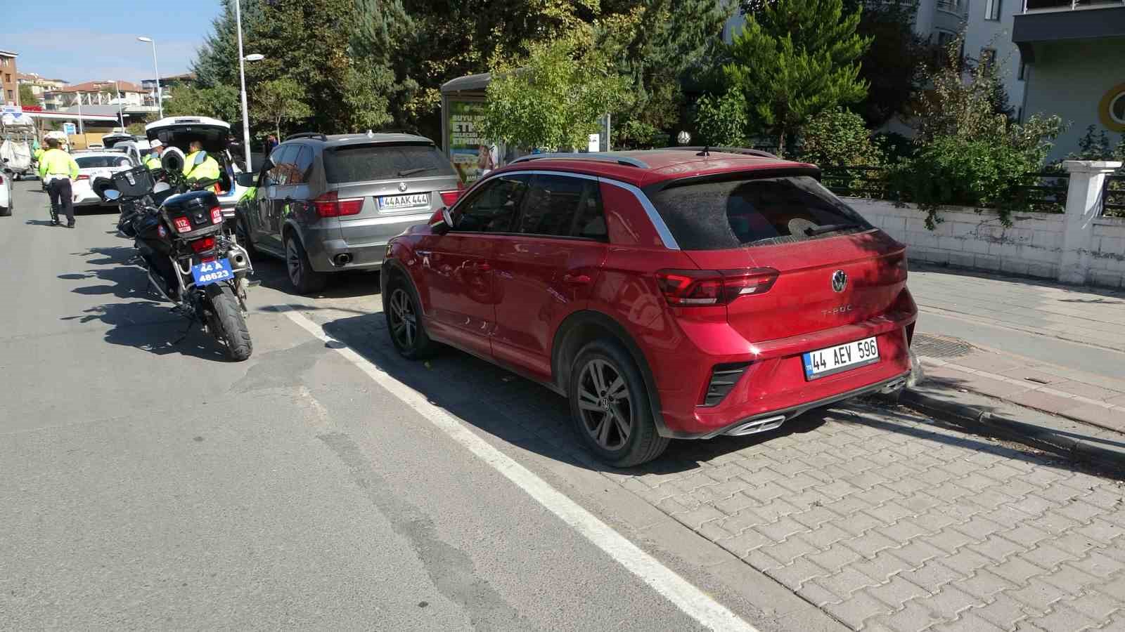 Malatya&rsquo;da polisin "dur" ihtarına uymayan ara&ccedil;ta uyuşturucu ele ge&ccedil;irildi
