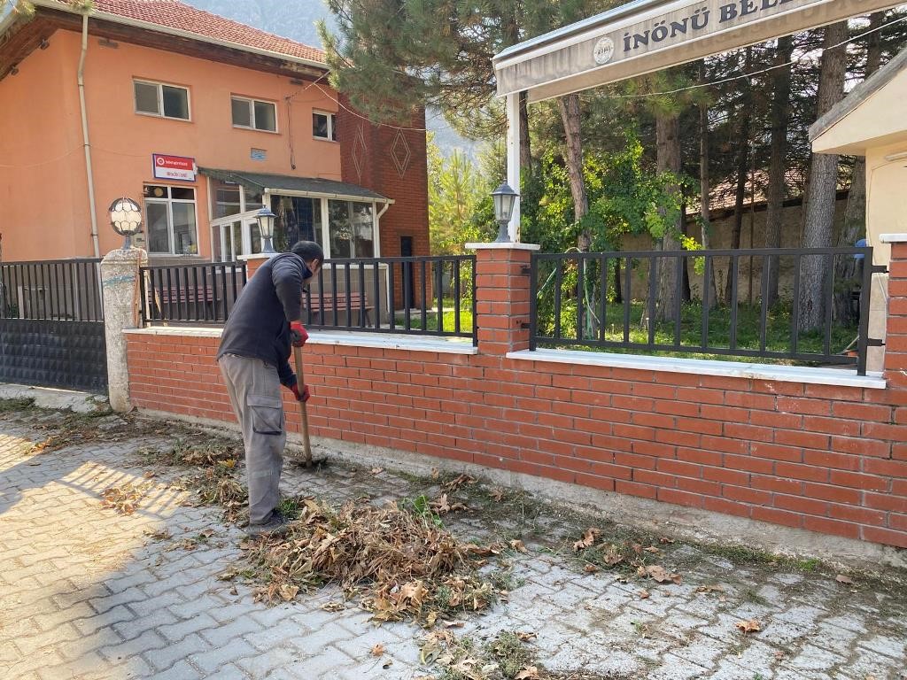 İn&ouml;n&uuml;&rsquo;de temizlik &ccedil;alışmaları aralıksız s&uuml;r&uuml;yor
