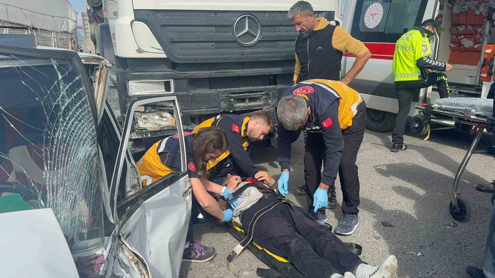 Aksaray’da otomobil ile tır çarpıştı: 1 ağır yaralı