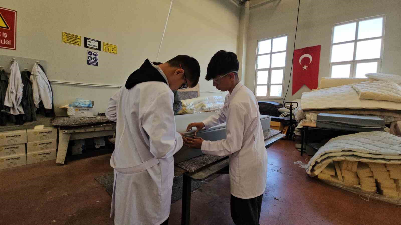 Öğrencilerden Gazze’ye yardım eli: Okulda yaptıkları yatakları Gazze’ye gönderdi