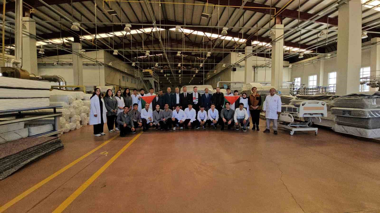 &Ouml;ğrencilerden Gazze&rsquo;ye yardım eli: Okulda yaptıkları yatakları Gazze&rsquo;ye g&ouml;nderdi
