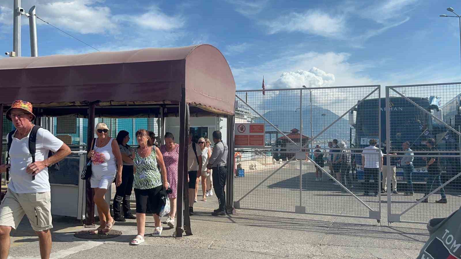 Antalya’ya turist akını devam ediyor: İngiliz turistleri taşıyan lüks kruvaziyer Alanya’ya demirledi