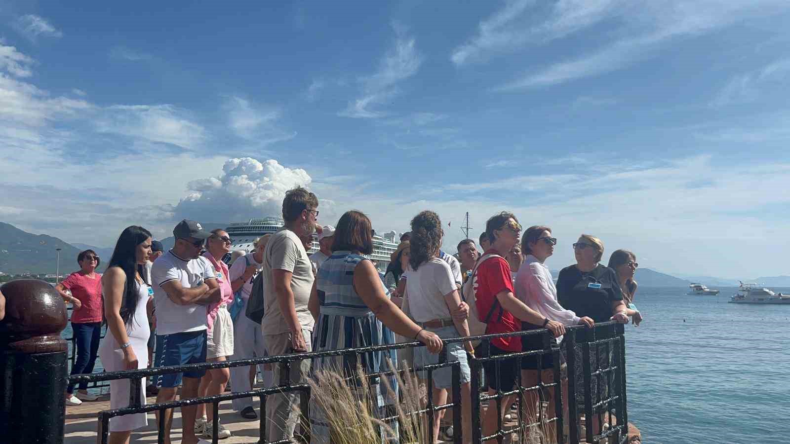 Antalya&rsquo;ya turist akını devam ediyor: İngiliz turistleri taşıyan l&uuml;ks kruvaziyer Alanya&rsquo;ya demirledi
