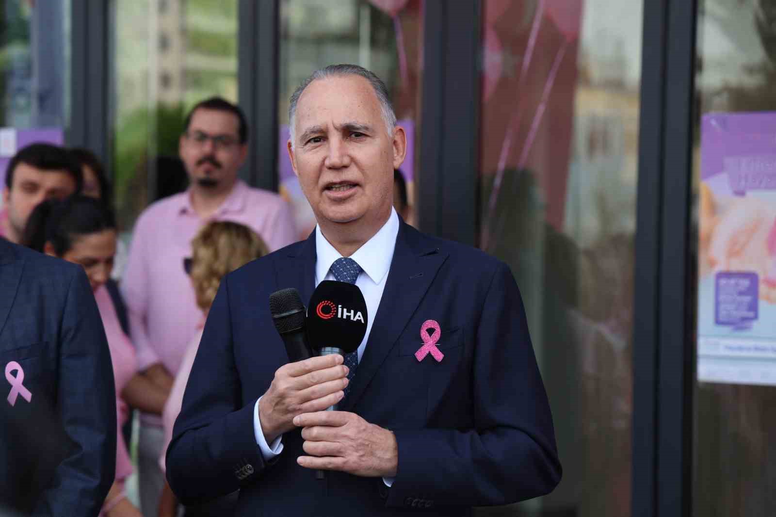 Adana&rsquo;da g&ouml;ky&uuml;z&uuml;ne y&uuml;zlerce pembe balon bırakıldı
