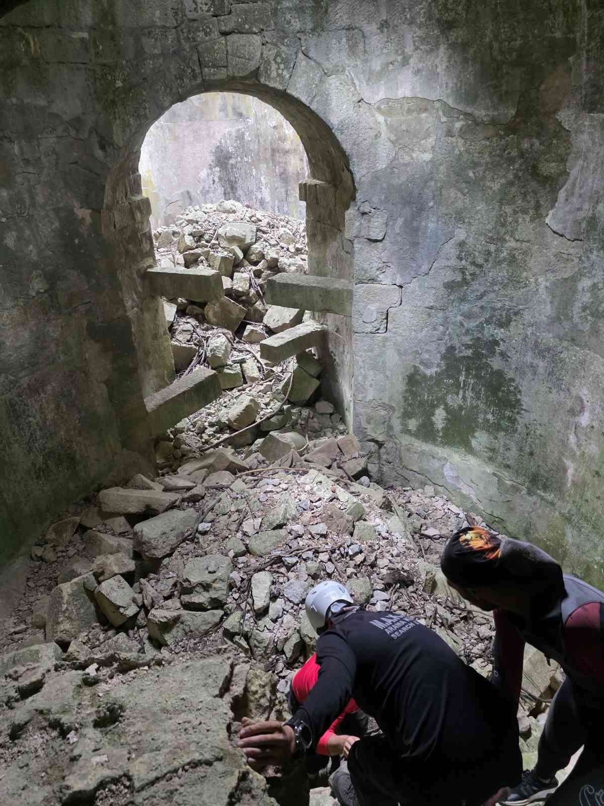 Antalya&rsquo;da su kuyusu ve sarnı&ccedil;larda &ccedil;&ouml;p topladılar
