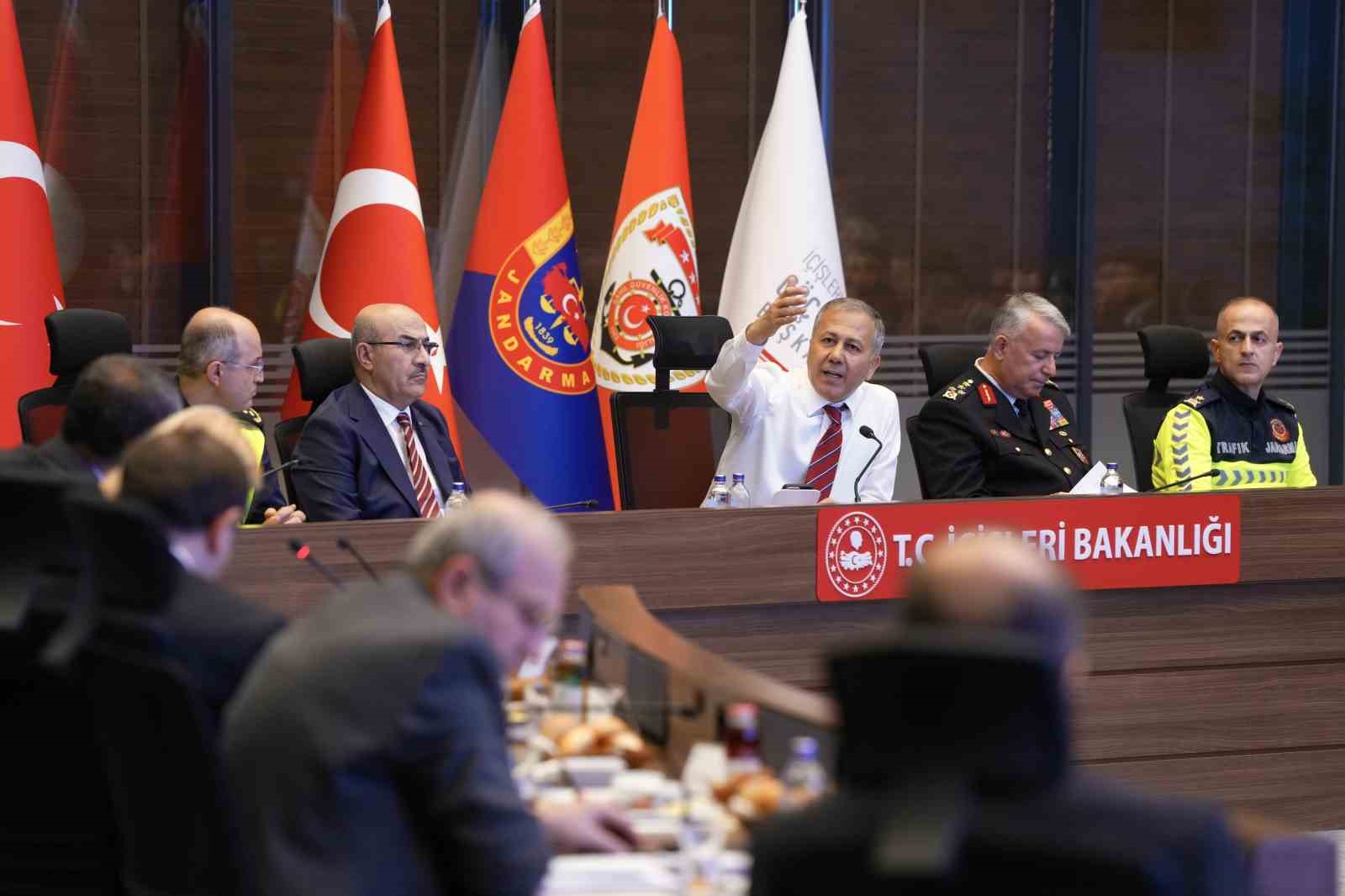 Bakan Yerlikaya: "36 maddelik trafik kanunu 1 Ocak 2026’dan itibaren yürürlüğe girecek"