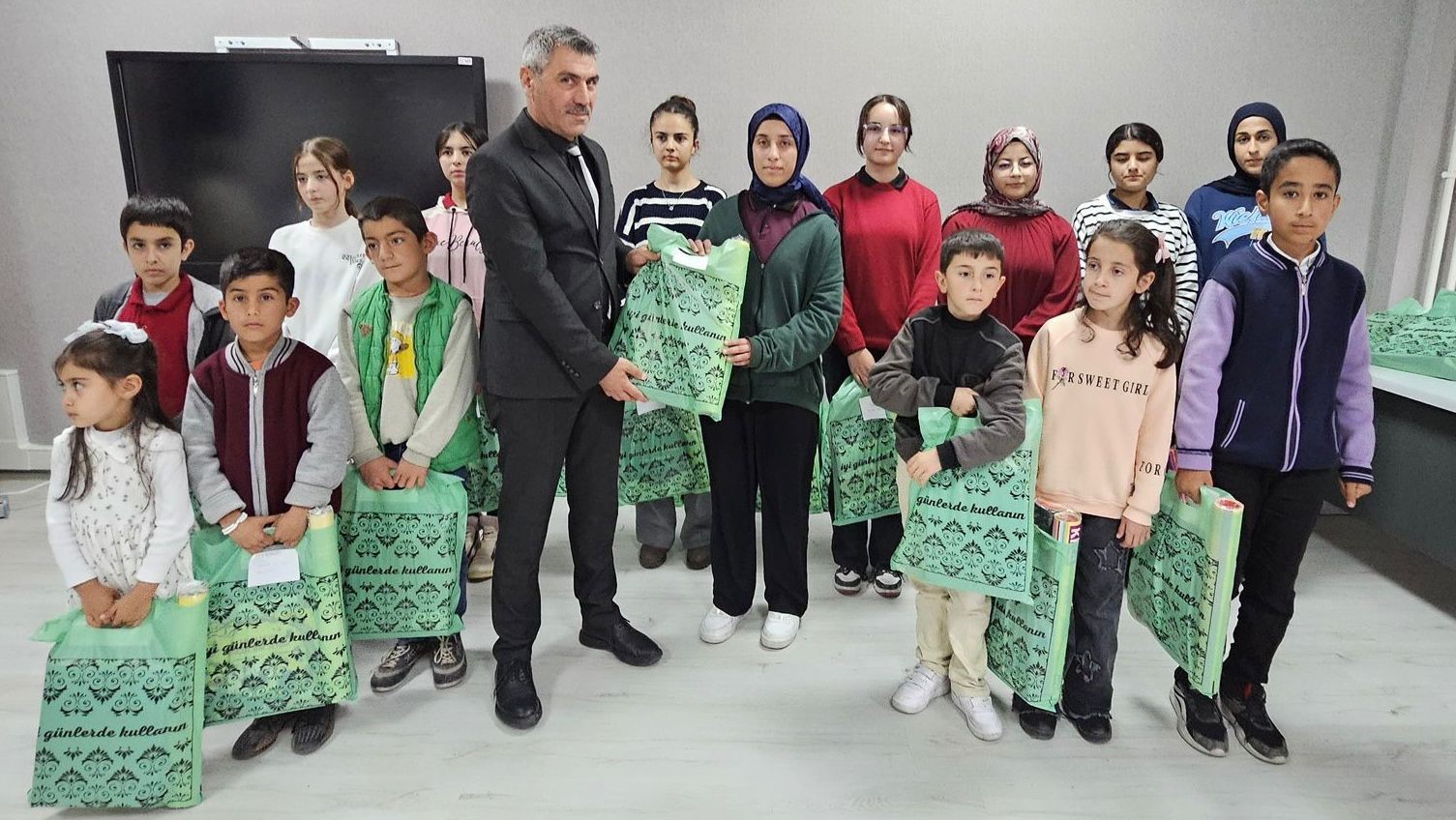 Muradiye&rsquo;de "Kitap Okuma Yarışması" &ouml;d&uuml;l t&ouml;reni
