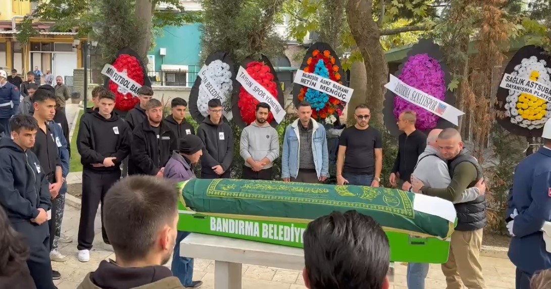 Antrenmanda kalp krizi ge&ccedil;irip hayatını kaybeden kaleci toprağa verildi
