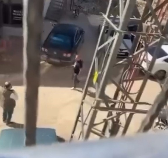 Elindeki tüfekle, "Kim hırsız" diye bağırıp havaya ateş açtı