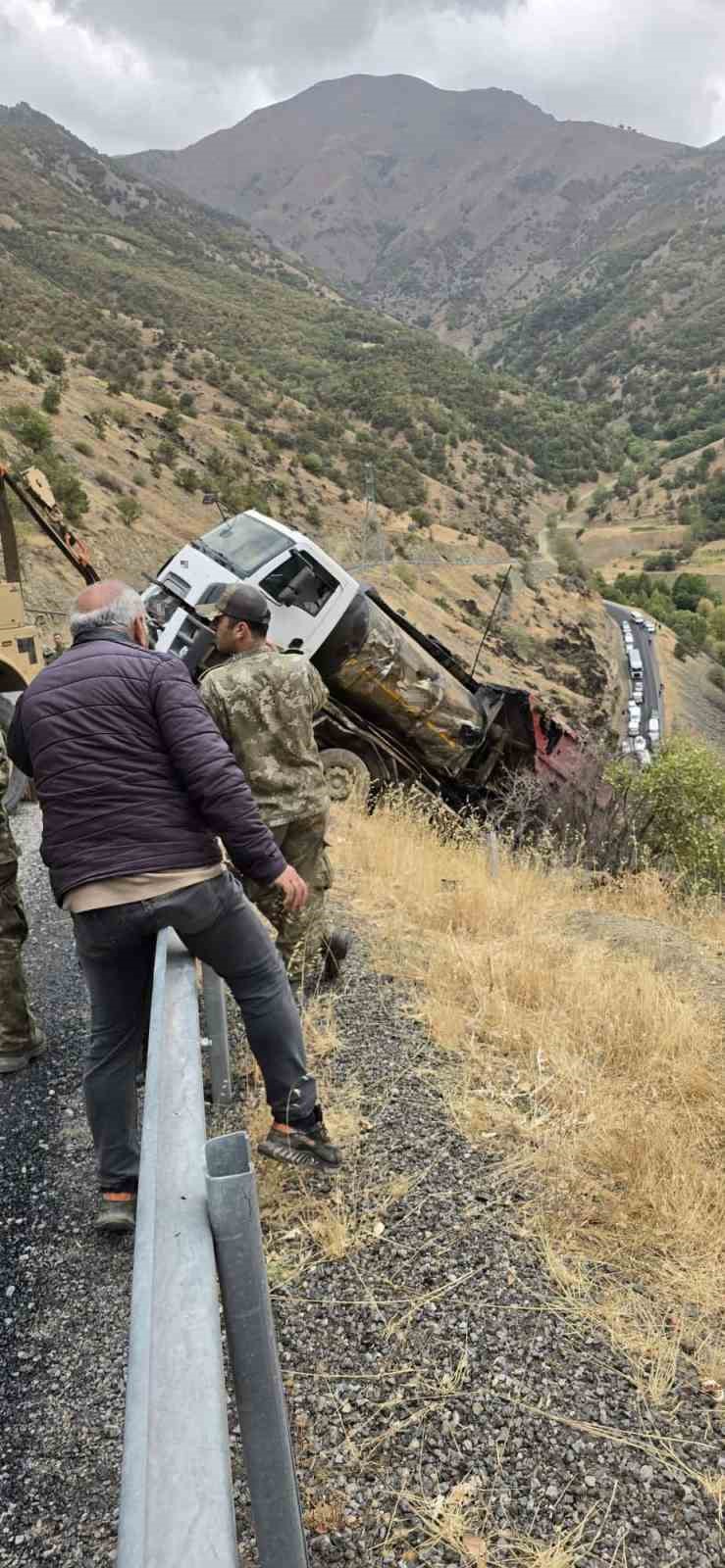 Şemdinli&rsquo;de u&ccedil;uruma d&uuml;şen kamyonu askeri vin&ccedil; kurtardı
