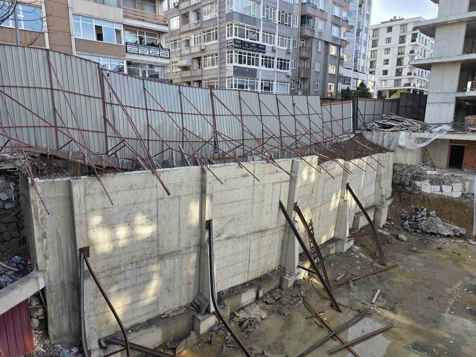 Temel kazısında kaldırım çöktü: Yol yaya ve araç trafiğine kapatıldı