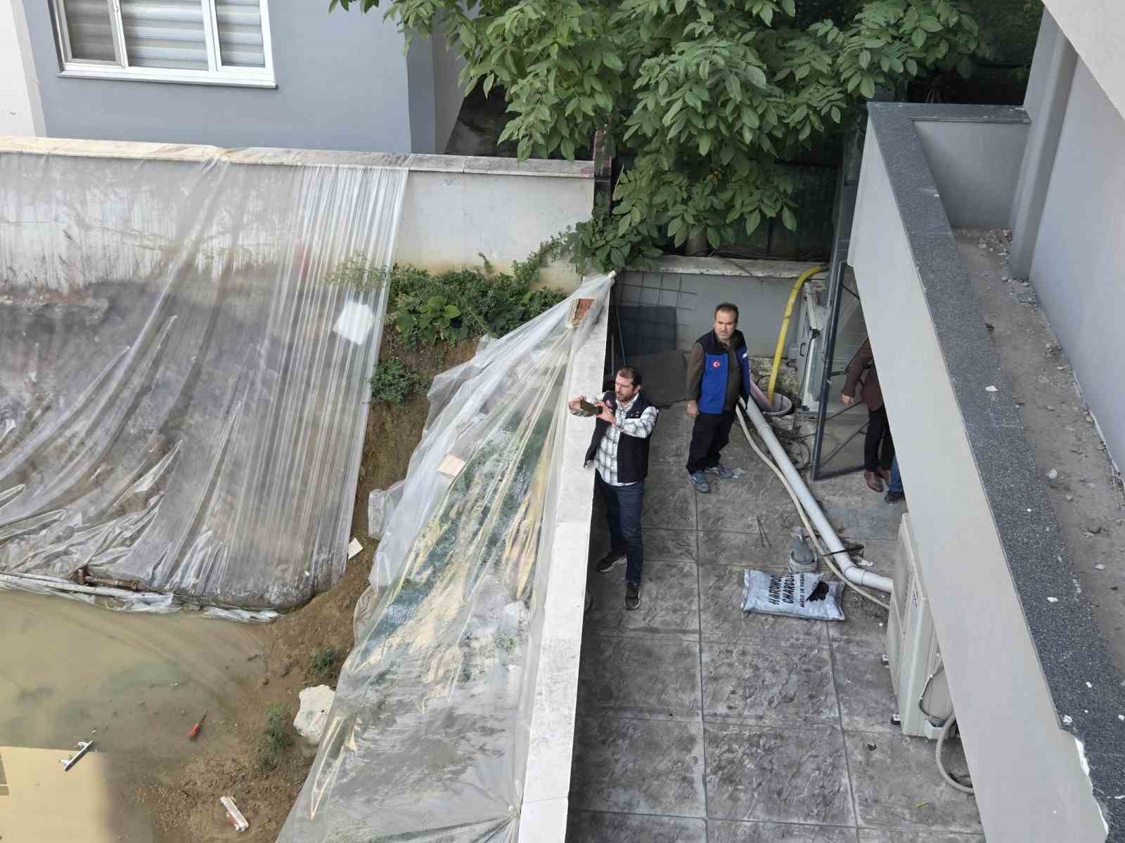 Temel kazısında kaldırım çöktü: Yol yaya ve araç trafiğine kapatıldı