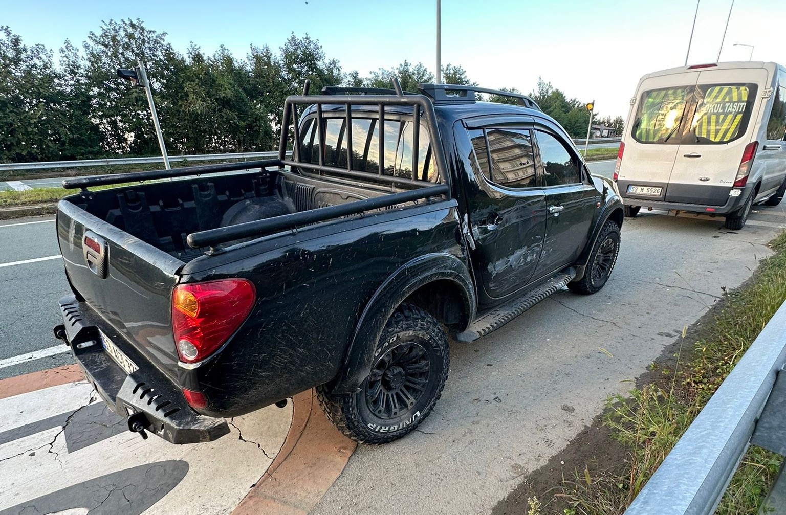 Rize’de okul servisi ile kamyonet çarpıştı
