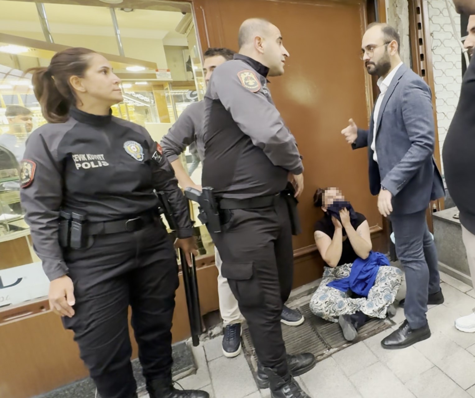 Kadının sahte altın oyunu kapalı çarşıda bozuldu