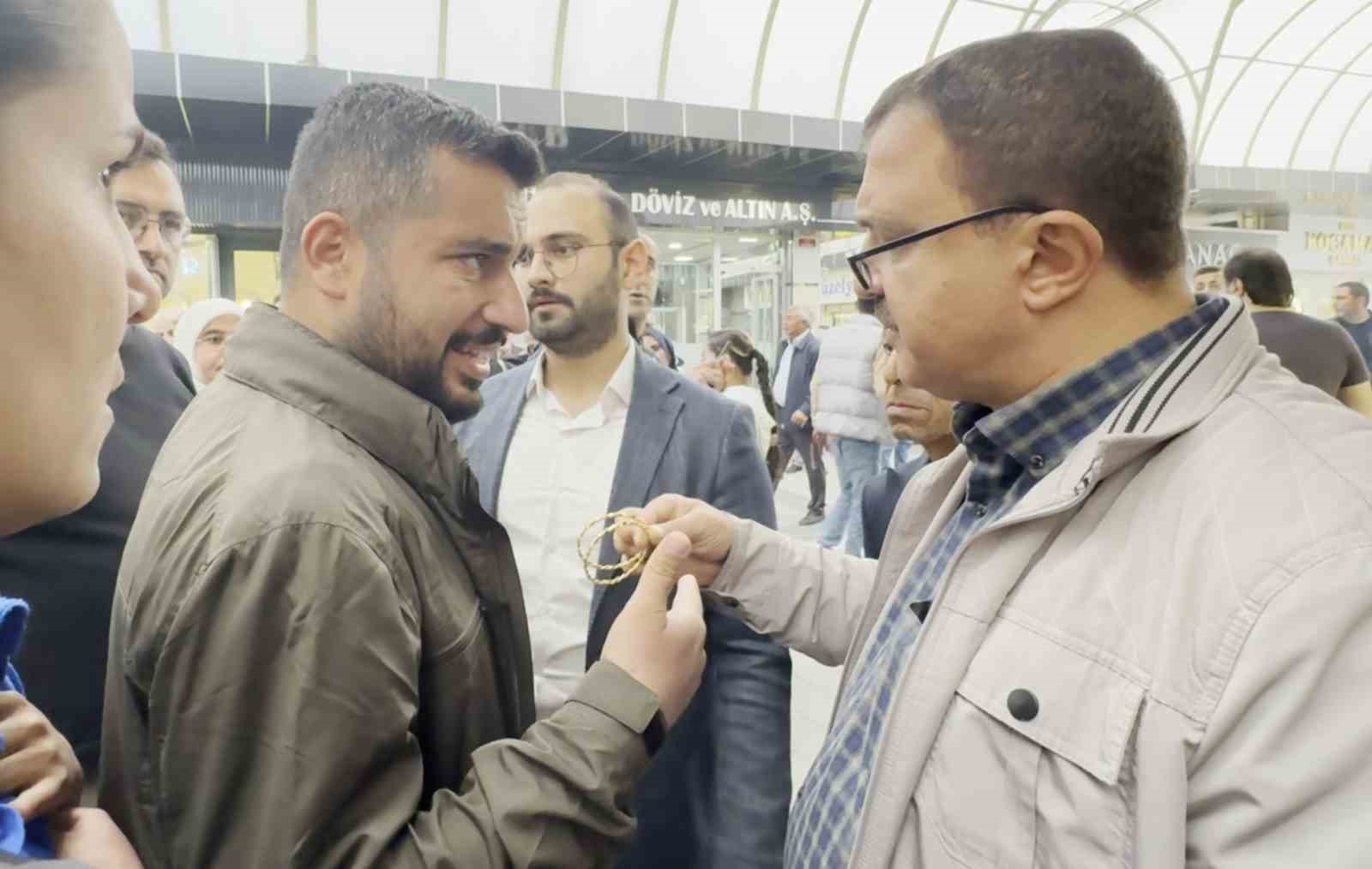 Kadının sahte altın oyunu kapalı çarşıda bozuldu
