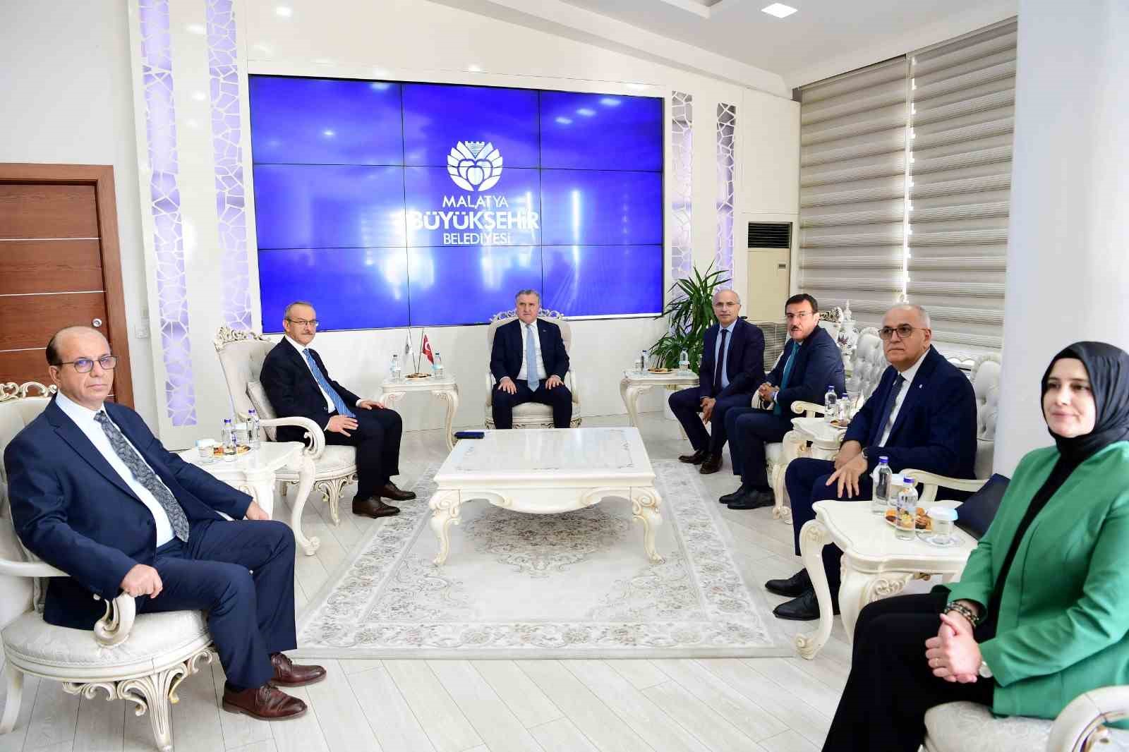 Bakan Bak: "G&uuml;zel projeler kazandırıldık&ccedil;a gen&ccedil;lerimiz faydalanacak, desteklerimiz 2026&rsquo;da da devam edecek"
