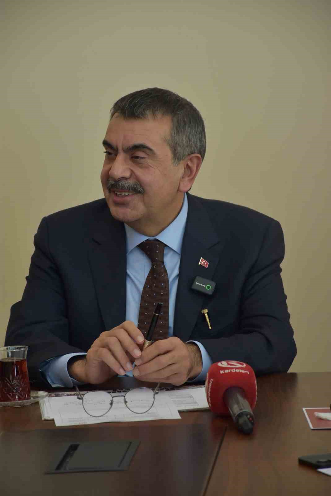 Bakan Tekin: "CHP&rsquo;liler 12 yıllık zorunlu eğitime ne demişler g&ouml;rs&uuml;nler, oynadıkları bir tiyatro, makul &ouml;nerileri varsa dinlerim"
