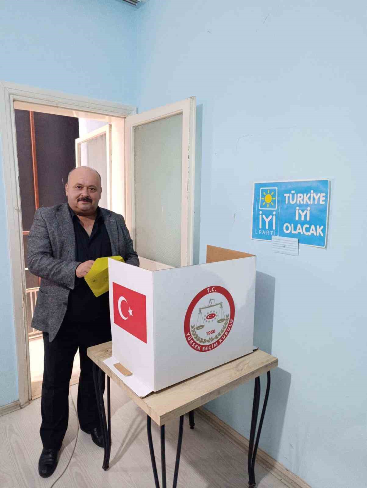 İYİ Parti Sarıg&ouml;l İl&ccedil;e Kongresi&rsquo;nde mevcut başkan g&uuml;ven tazeledi
