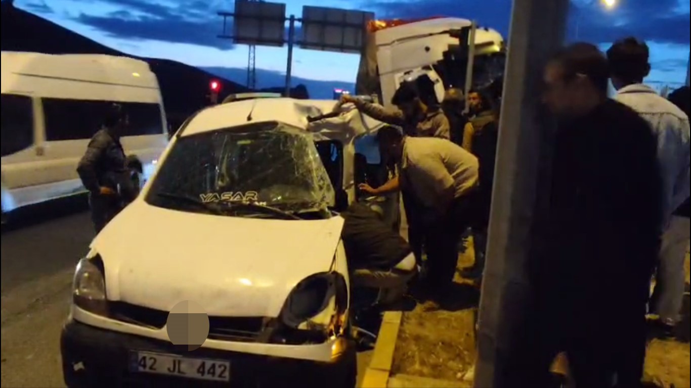 Tır ile hafif ticari ara&ccedil; &ccedil;arpıştı: 2 yaralı
