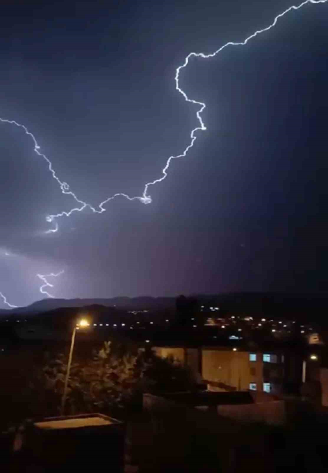 Siirt’te şimşekler geceyi gündüze çevirdi