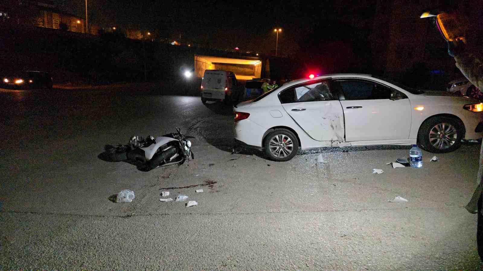 Polisten kaçan motosiklet otomobile çarptı: 2 yaralı
