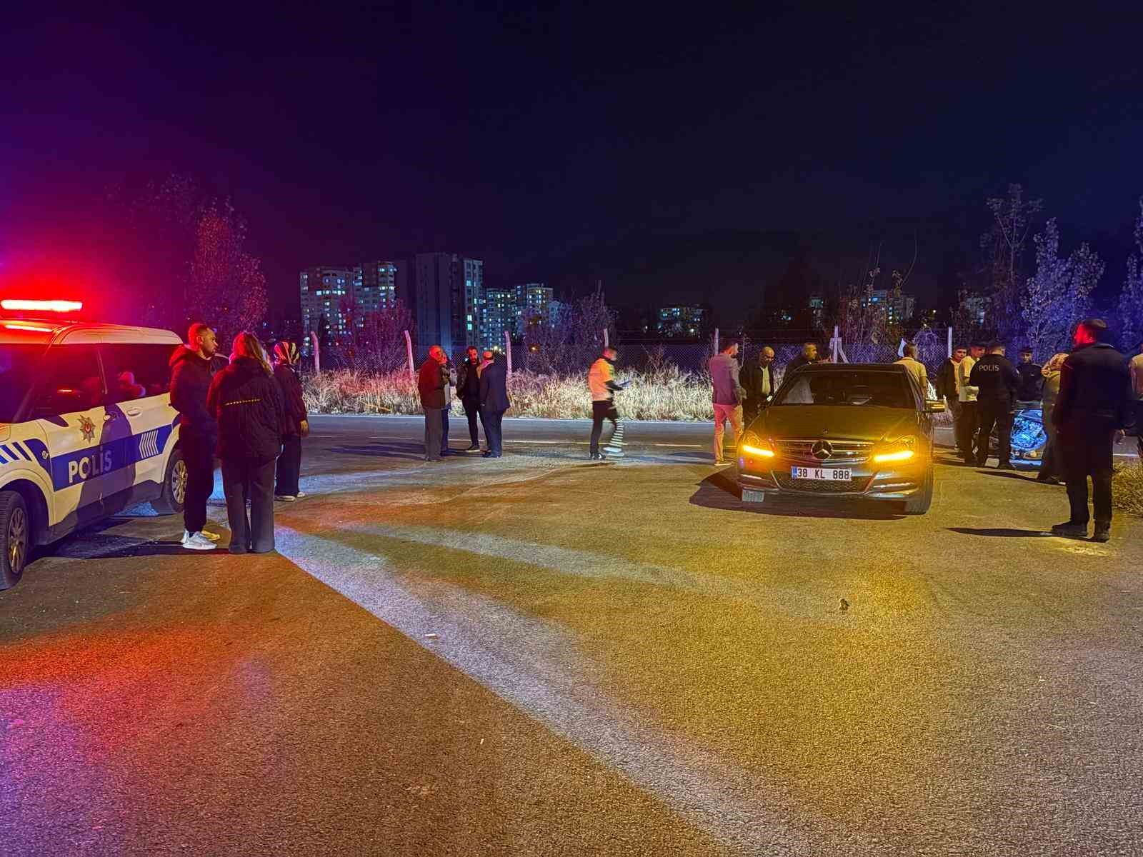 Motosiklet otomobile çarptı: 1’i ağır 4 yaralı
