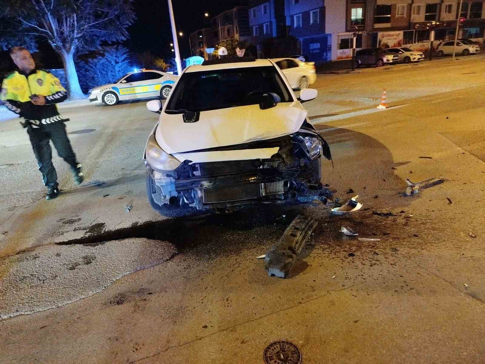 Erzincan’da iki otomobil çarpıştı, 1 kişi yaralandı

