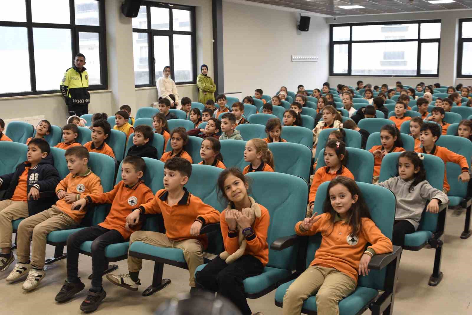 Bitlis Emniyet Müdürlüğünden çocuklara trafik eğitimi