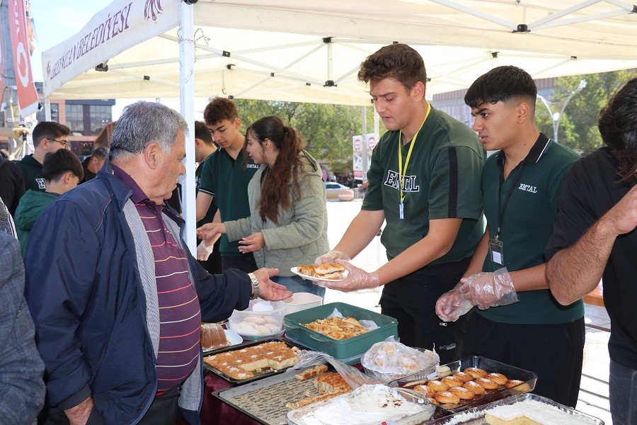 İhtiya&ccedil; sahibi &ouml;ğrenciler i&ccedil;in hayır &ccedil;arşısı d&uuml;zenlediler
