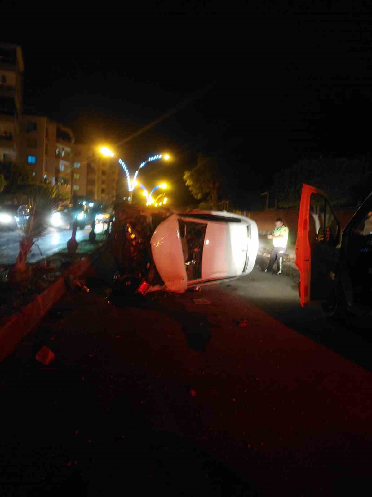 Aydınlatma direğine çarpan otomobilin takla attığı anlar kameraya yansıdı

