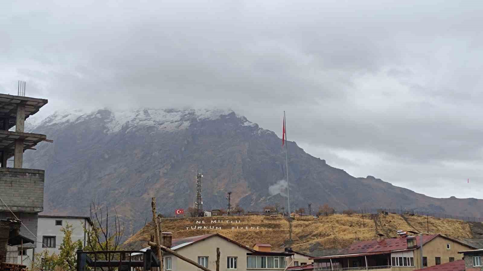 Hakkari ve &Ccedil;ukurca dağları beyaza b&uuml;r&uuml;nd&uuml;
