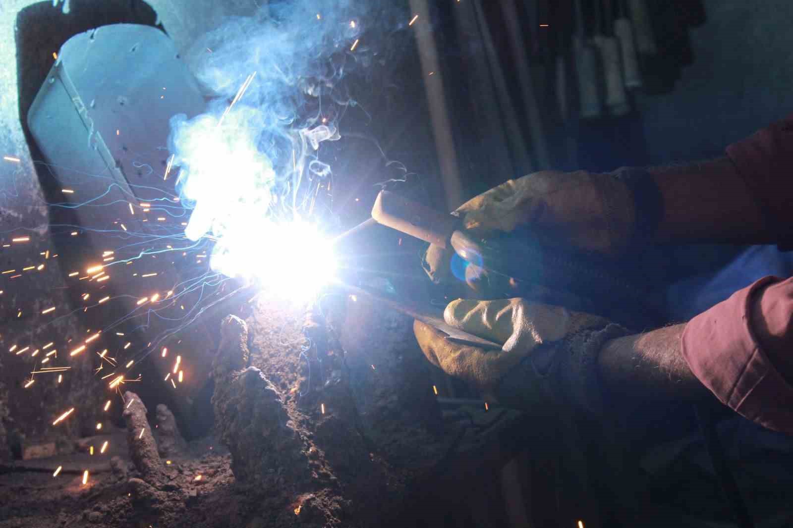 Dededen babaya, babadan oğula kaldı: 30 yıldır demir dövüyor