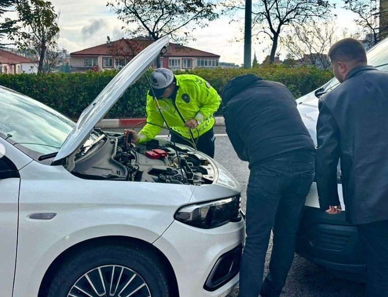 Polis ekipleri yolda kalan otomobile yardım eli uzattı
