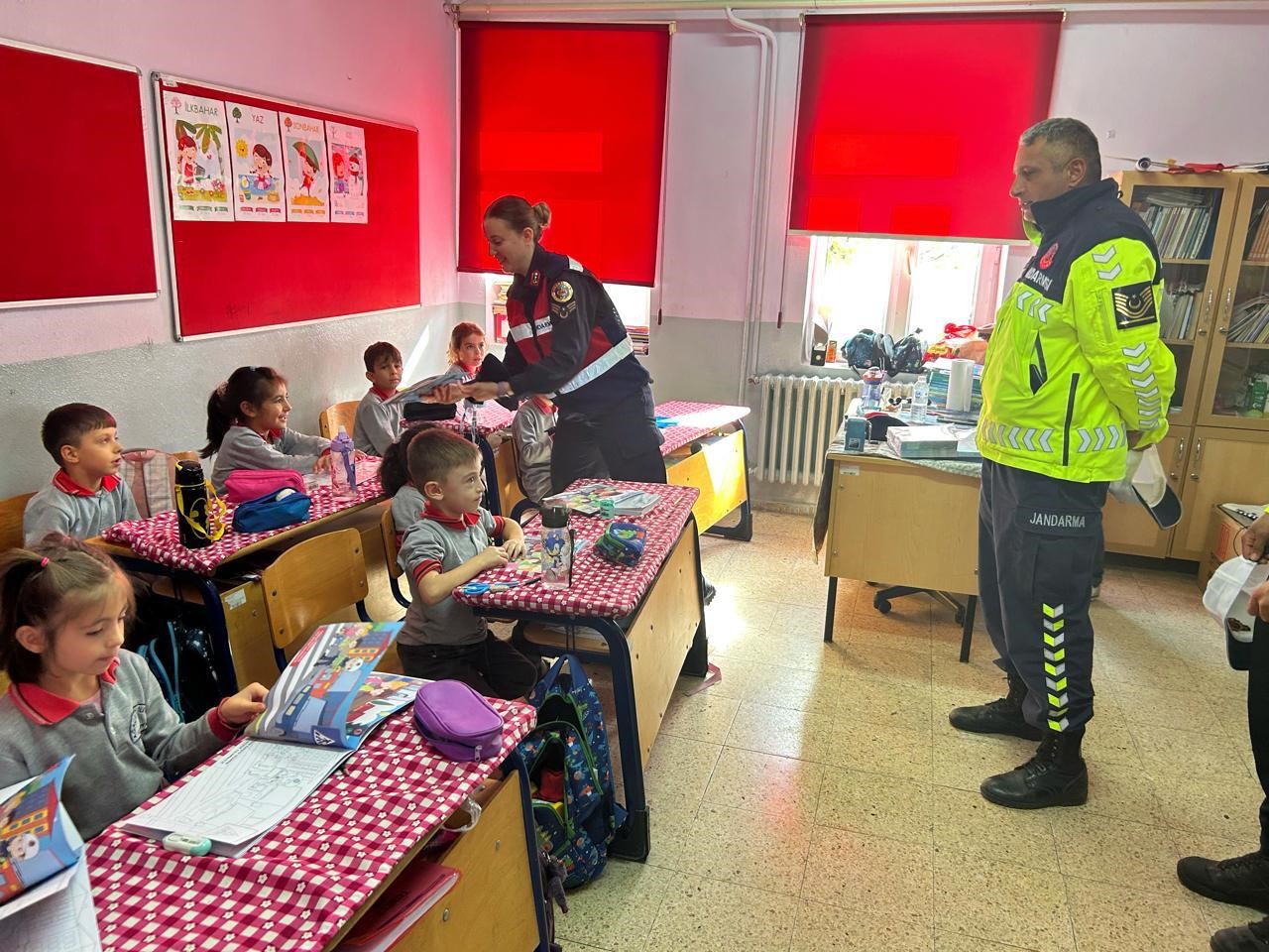 Kütahya’da jandarmadan "Güvenli Okul Güvenli Gelecek" projesi etkinlikleri