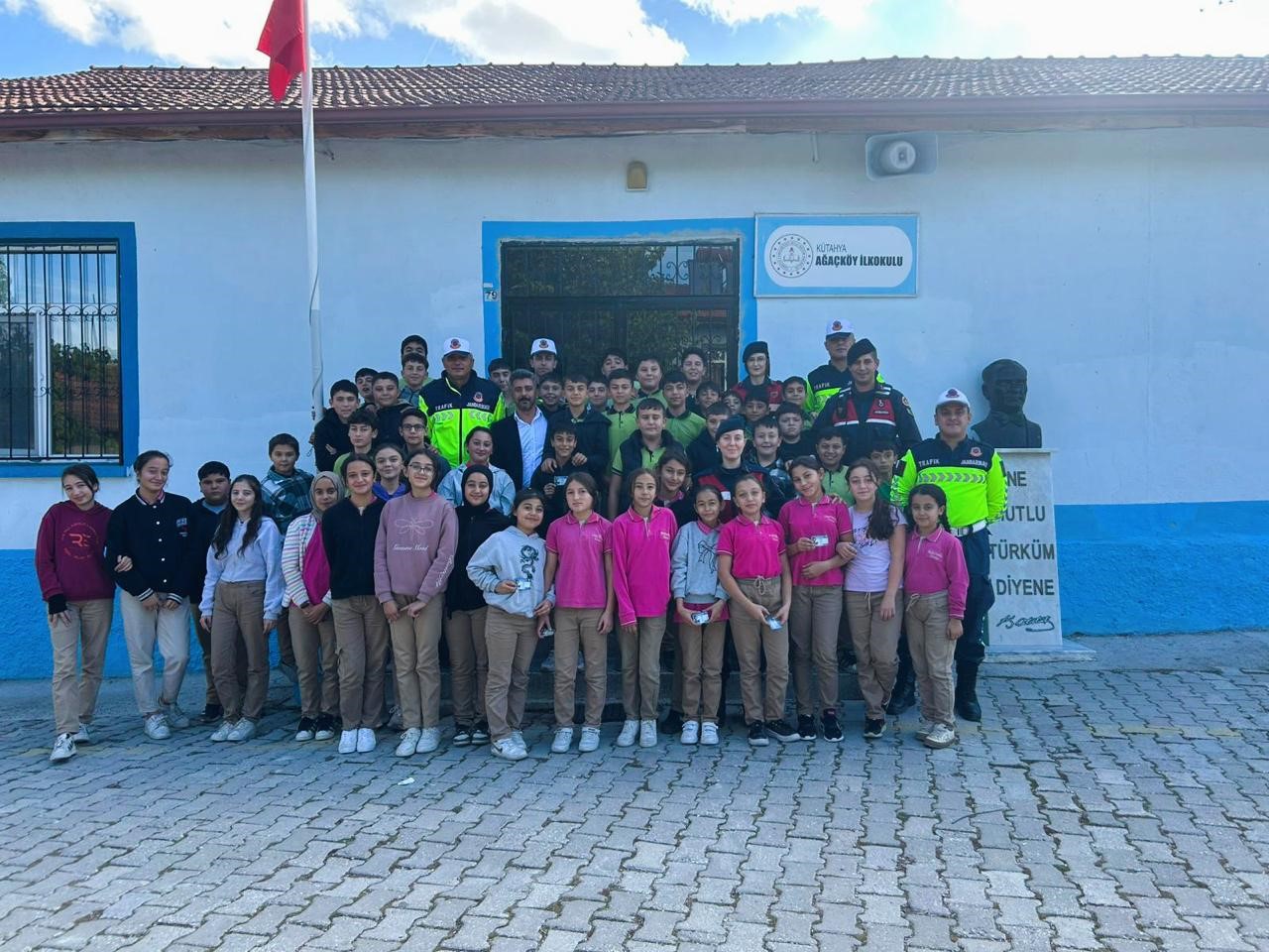K&uuml;tahya&rsquo;da jandarmadan "G&uuml;venli Okul G&uuml;venli Gelecek" projesi etkinlikleri
