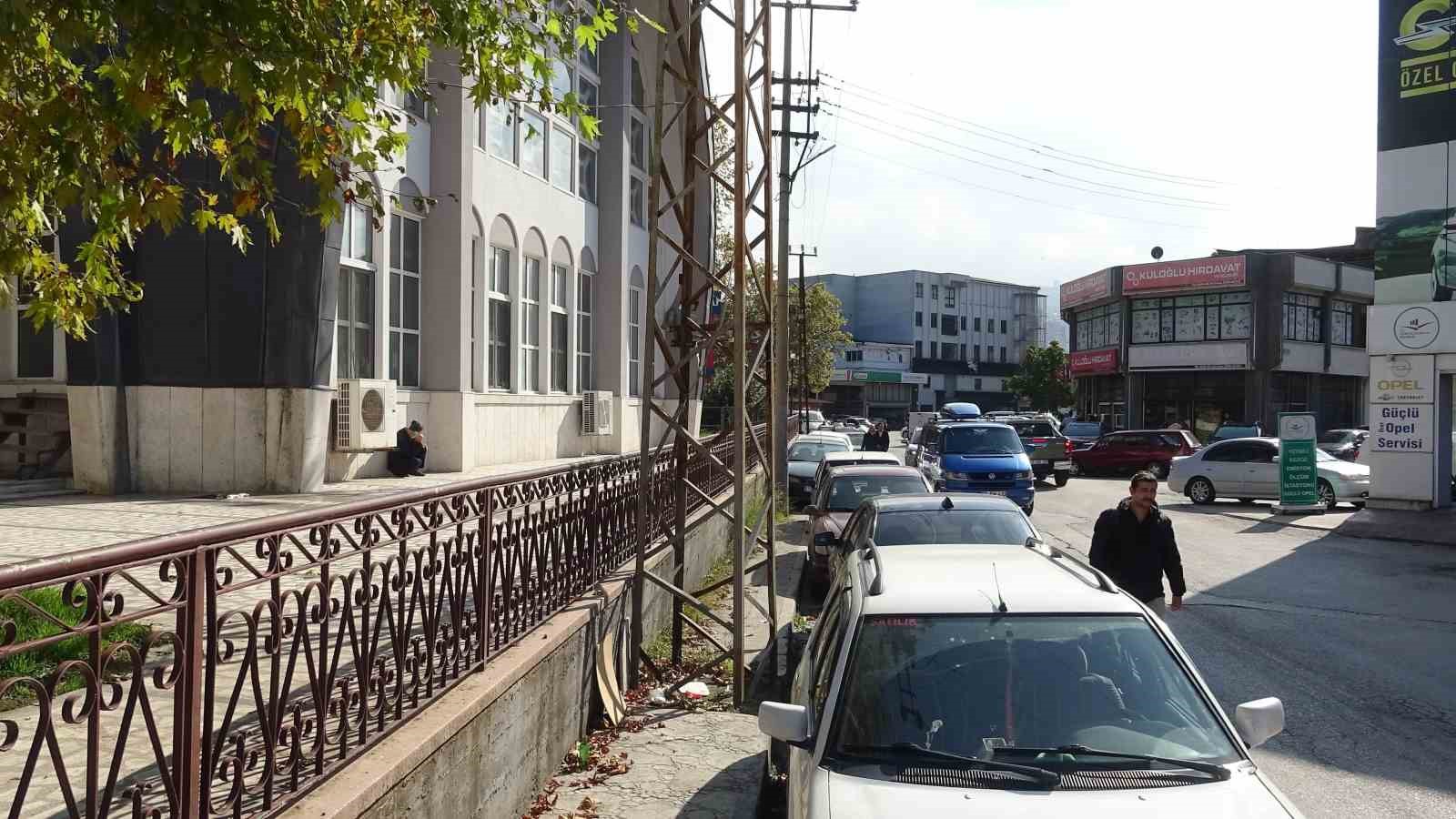 Kaldırımı kapatan elektrik direkleri yayalara ge&ccedil;it vermiyor
