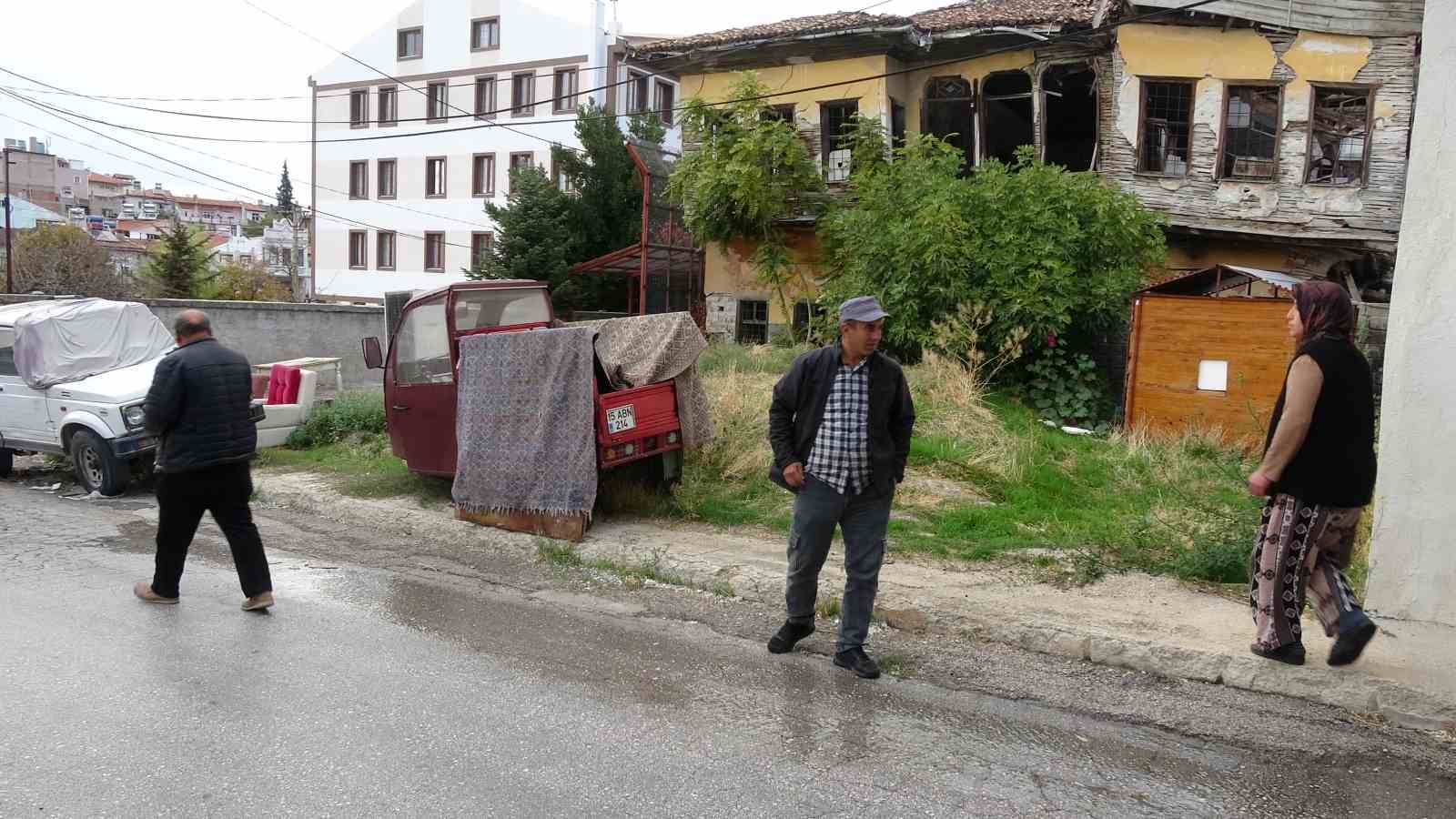 Ev sahibiyle kiracı arasındaki ‘çöp bahçe’ kavgası bahçenin sınırlarını aştı