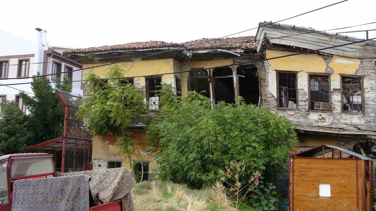 Ev sahibiyle kiracı arasındaki ‘çöp bahçe’ kavgası bahçenin sınırlarını aştı