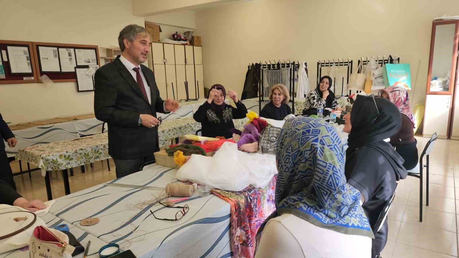 Müdür Yılmaz, HEM’de öğrenci ve kursiyerlerle bir araya geldi