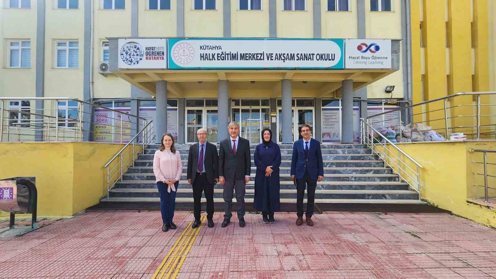 M&uuml;d&uuml;r Yılmaz, HEM&rsquo;de &ouml;ğrenci ve kursiyerlerle bir araya geldi
