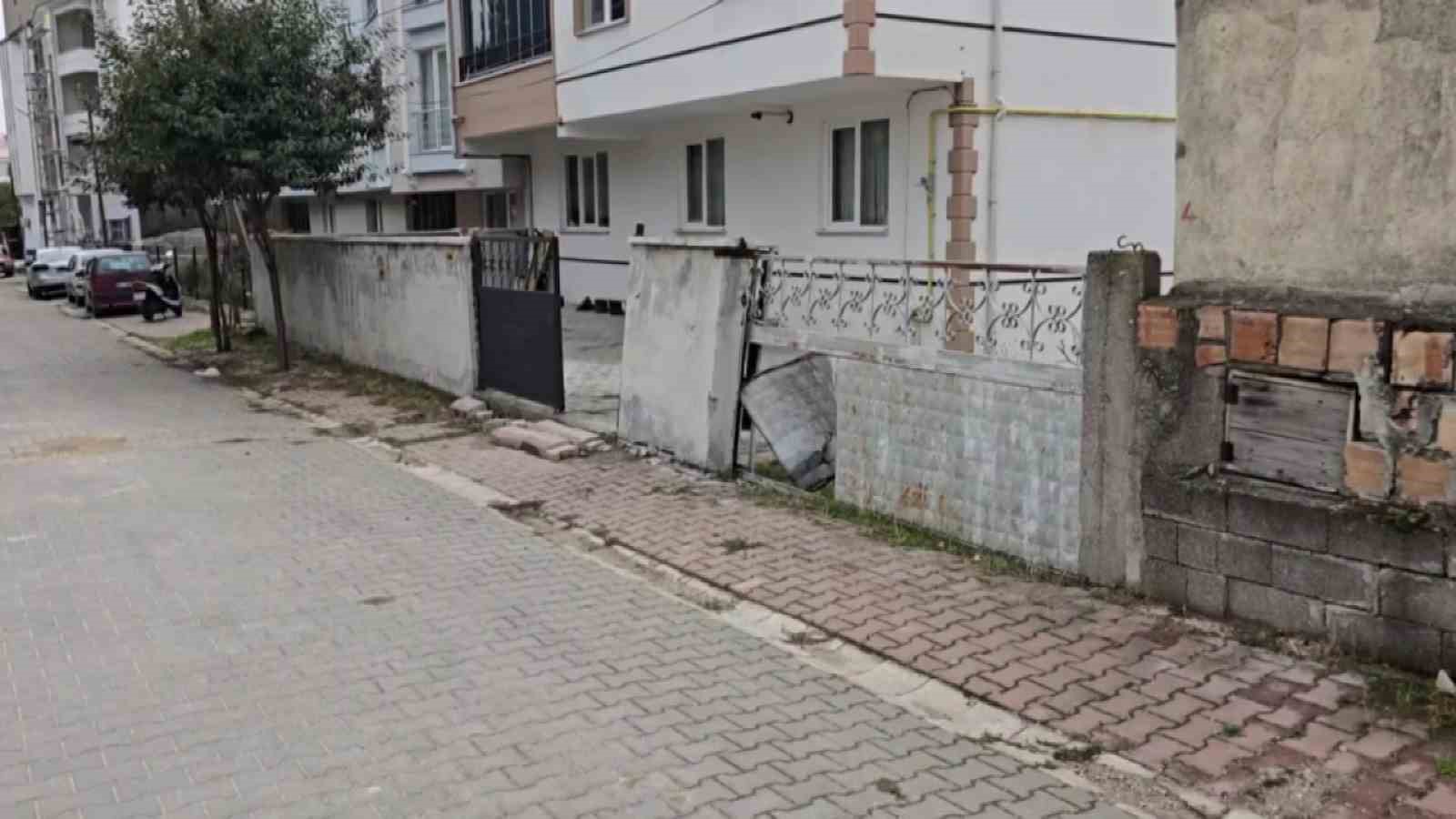 Park edilen römorklar hareketlenip duvara çarptı
